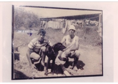 ראובן עם האח יעקב ועם הכלב דאלס בחצר הבית